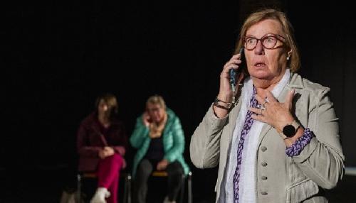 Die Kölner Senioren-Theatergruppe Chorweiler auf der Bühne. Foto: Constantin Ehrchen