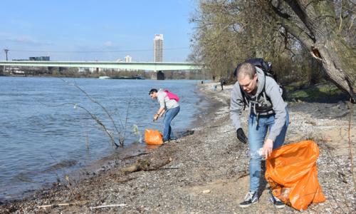 „Krakenpapa“ Christian Stock (links) und Katja Tillmann im Einsatz am Rhein. Sie sagt: „Mit der Zeit wird es unmöglich, den ganzen Müll nicht zu sehen, wenn man unterwegs ist.“ Foto: Susanne Neumann
