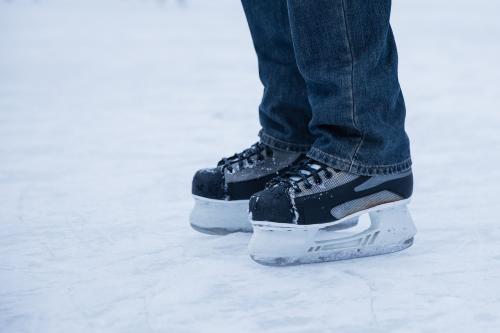 Schlittschuhe auf der Eisbahn. Foto: Maria Kray / Pixabay