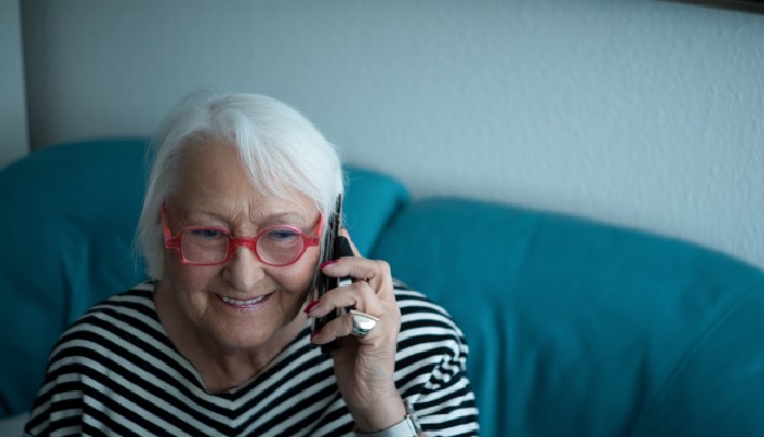 Telefonieren ist schon mal ein erster Schritt aus der Einsamkeit. Foto: Silbernetz Paul Schaerf (Symbolbild)