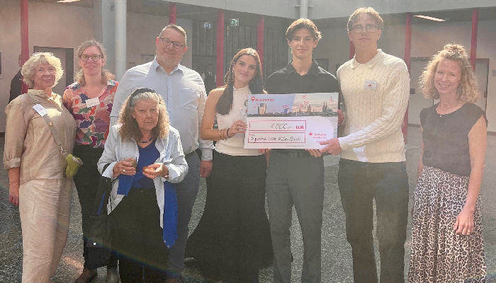 v.l.: Stefanie Dederichs (Planung), Sara Wiesemann (Koordination), Ingrid Hansen (Teilnehmerin), Johannes Sieben (Schulleiter), Jale, Luka, Lenny, Corinna Blum (Koordination), © Caritas Köln