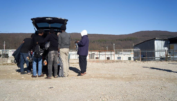 Verteilung von Sachspenden vor dem Camp Lipa – Bosnien 2024, Foto: © J.Buck